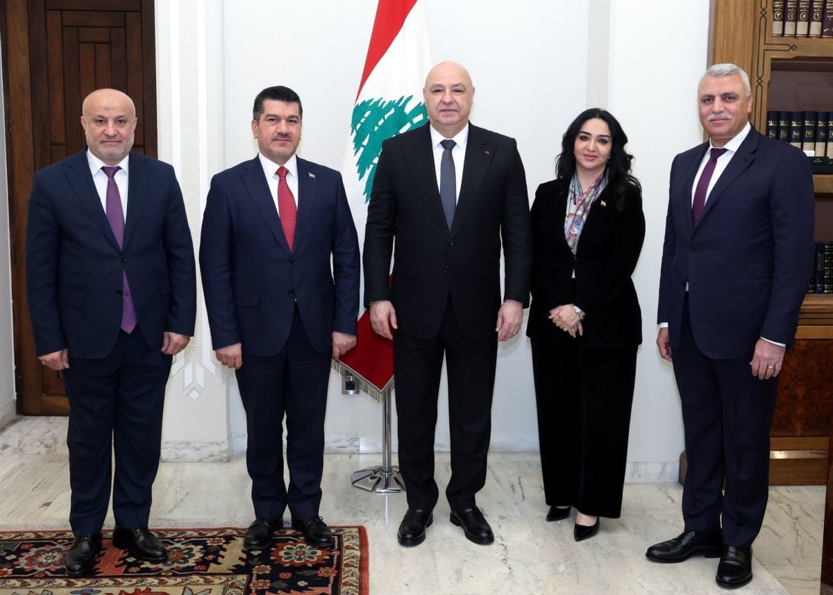 Aoun s'entretient avec Boukhari et l'envoyé du Premier ministre irakien