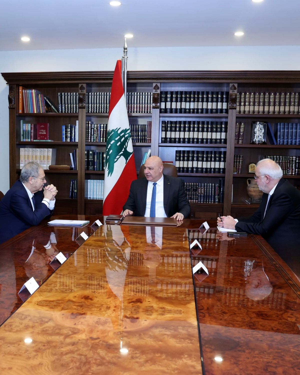 Aoun hosts meeting on legal framework for agreement on Syrian prisoners in Lebanon