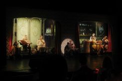 Le cabaret « Hishik Bishik », plus ancien spectacle à l’affiche de Metro, rend un hommage comique aux musiques populaires égyptiennes du début du XXᵉ siècle. Photo Davina Maria, avec l’aimable autorisation de Metro al-Madina