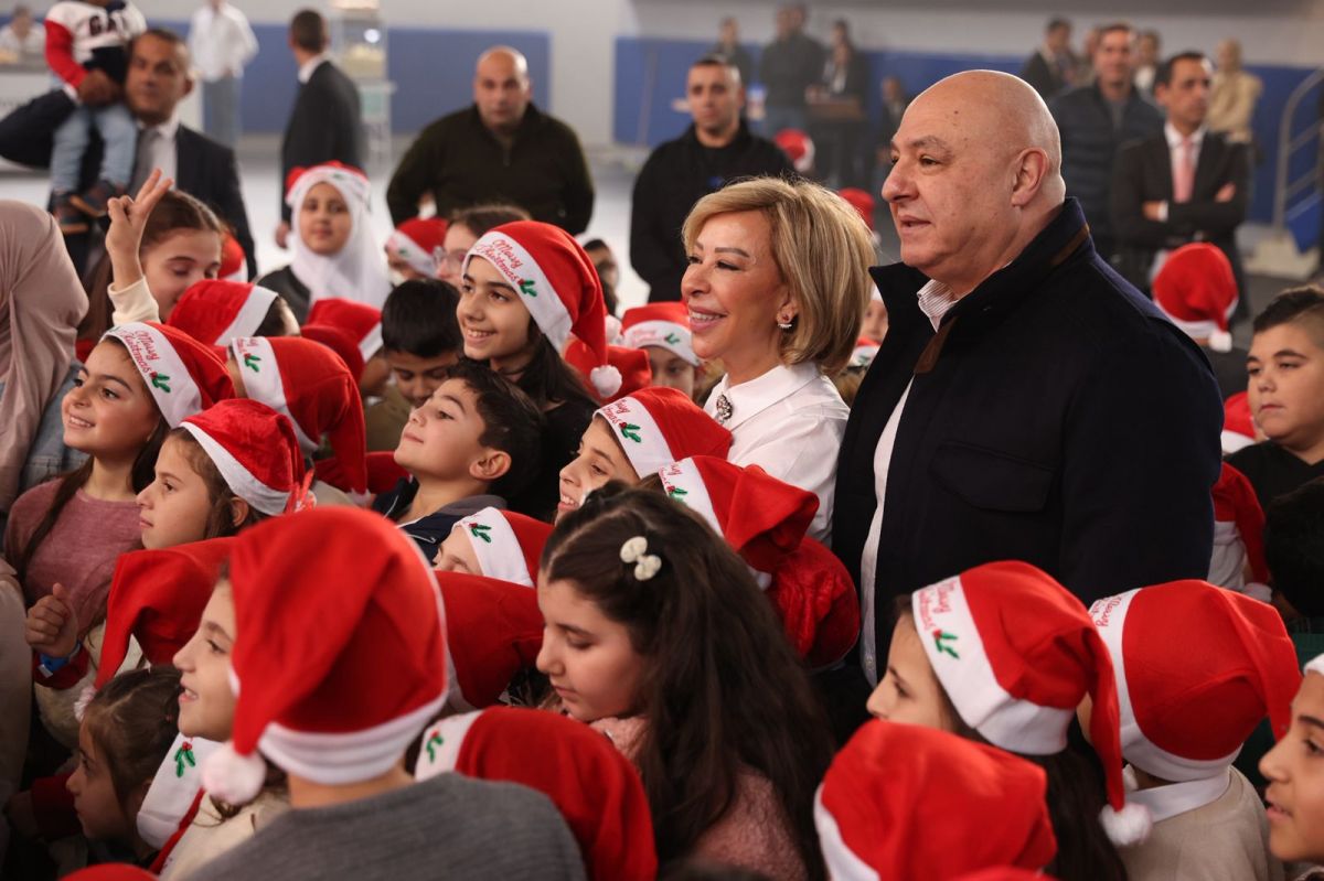 Aoun et la première dame célèbrent Noël avec les enfants des employés du palais de Baabda