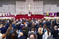 Le pape Léon XIV célébrant la messe à Beyrouth, le 2 décembre 2025. Photo Mohammad Yassine/L'Orient-Le Jour