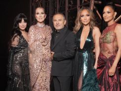 Elie Saab lors des 1001 saisons de Riyad, entouré, de gauche à droite, de Camila Cabello, Céline Dion, Jennifer Lopez et Halle Berry. Photo tirée du compte Instagram @eliesaabjr