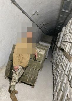 Un militaire libanais posant devant des armes saisies du Hezbollah dans ce qui semble être un tunnel à Kafra (Bint Jbeil). Photo qui circule sur les réseaux sociaux 