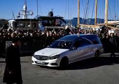 Le convoi funéraire a effectué un tour du village avant de se diriger vers le cimetière. Photo AFP