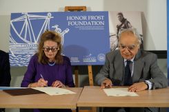 La présidente du conseil d’administration de la fondation Honor Frost, Alison Cathie, et le ministre de la Culture, Ghassan Salamé, ont signé un accord de coopération pour la numérisation du Bulletin d’archéologie et d’architecture libanaises (BAAL). Photo Mohammad Yassine/L'Orient-Le Jour