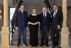 Oussama Rahbani, Huda Ibrahim al-Khamis Kanoo, le ministre de la Culture Ghassan Salamé et l’ambassadeur des Émirats arabes unis au Liban, lors de la conférence de presse de présentation de l’oratorio « Ousafer wahdi malikan », à la Bibliothèque nationale de Beyrouth. Photo fournie par le ministère de la Culture
