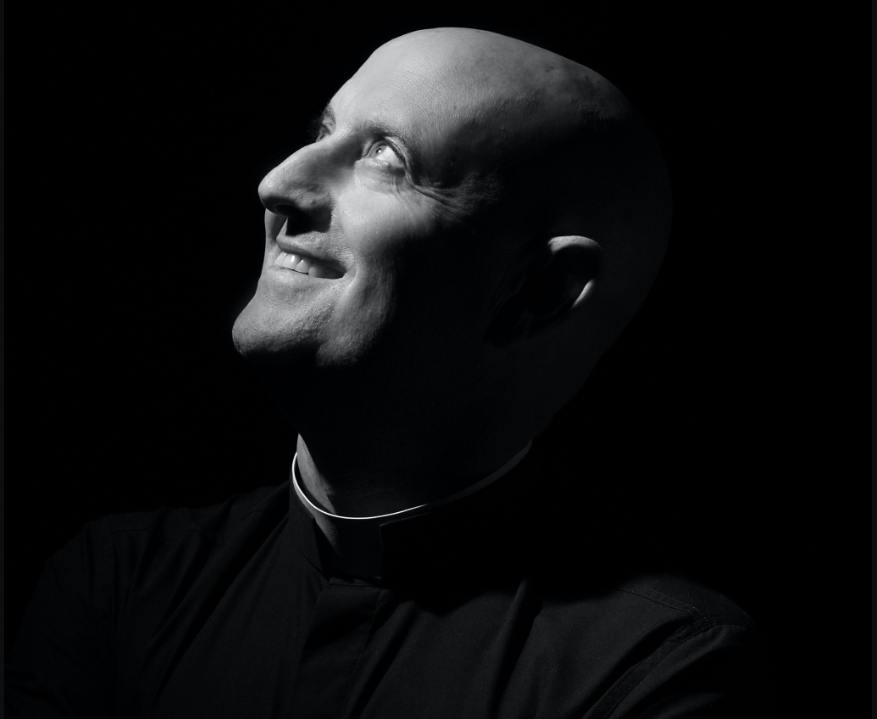 Polémique autour du concert à Beyrouth du prêtre DJ portugais Padre Guilherme
