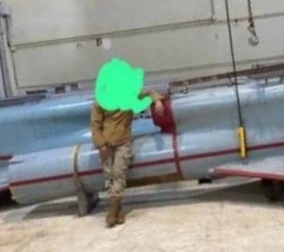 L’un pose dans une cache d’armes du Hezbollah, l’autre publie les photos : deux militaires libanais arrêtés