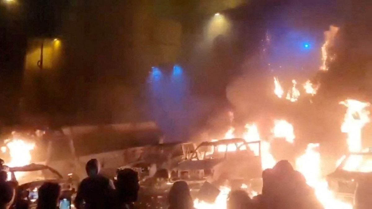 Tirs, bâtiments incendiés, heurts, internet coupé : retour sur une nuit de manifestations sous tension en Iran