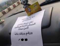 Un papier accroché sur le tableau de bord de la voiture de Walid Ollaik indique : « Taxi Abou Daniel–Transport gratuit pour le personnel de l’armée libanaise et des FSI… Ma subsistance et la vôtre sont entre les mains de Dieu. » Photo circulant sur les réseaux sociaux