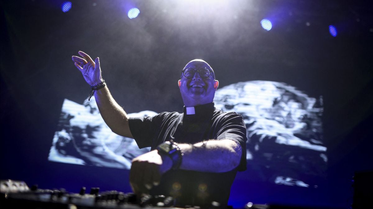 A priest, some techno and a very Lebanese scandal
