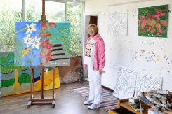 L'artiste dans son atelier. Photo tirée du site web de Rima Amyuni.