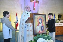 Padre Guilherme pendant l’homélie, à l’USEK, devant un public nombreux réuni pour la célébration. Photo fournie par l'USEK