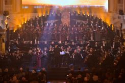 Sous les voûtes de l’église du Sacré-Cœur, à Gemmayzé, l’oratorio inspiré de "Ousafer Wahdi Malikan" enveloppe le public dans une atmosphère de recueillement. Photo Nabil Ismaïl