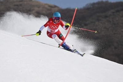 Gravement blessée, la skieuse Manon Ouaïss dit adieu aux JO d’hiver