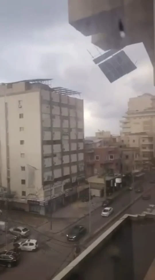 Après des vidéos de panneaux solaires arrachés de toits au Liban, mises en garde contre les « installations hasardeuses »