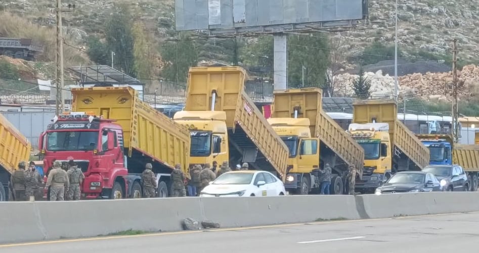  Des camionneurs organisent un sit-in sur l'autoroute du littoral et interpellent Nawaf Salam
