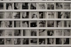 Vue de l’installation « The Fold » au musée du quai Branly – Jacques Chirac, où l’archive photographique coloniale est soumise à un dispositif critique et contemporain. Photo Clément Camil Mounzer