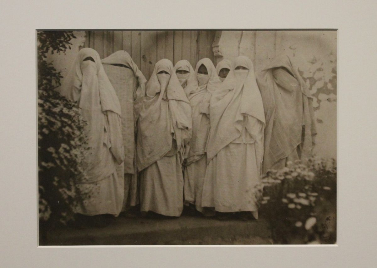 Jeux de miroirs, jeux de regards : l’Iranienne Hoda Afshar face à l’archive coloniale au quai Branly