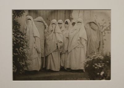 Jeux de miroirs, jeux de regards : l’Iranienne Hoda Afshar face à l’archive coloniale au quai Branly