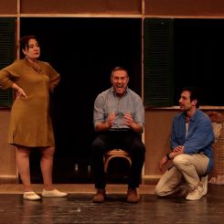 Maya Yammine, Tony Abou Jaoudé et Samer Hanna, dans une scène du musical « el-Beit baytak ». Photo Charbel Sammour