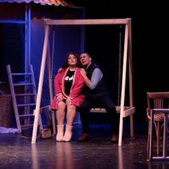 Maria Béchara et Tony Abou Jaoudé sur la scène du Monnot dans le musical de Samer Hanna. Photo Charbel Sammour