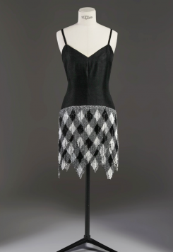 Robe brodée de perles, Marc Bohan pour Dior, printemps-été 1985. Collection Mouna Ayoub. Photo Instagram Maurice Auctions