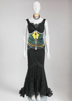 Robe de la collection Maasai, Printemps-Été 1997 de John Galliano pour Dior. Photo instagram Maurice Auctions