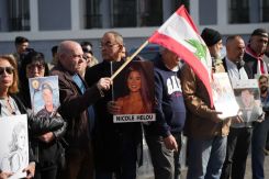 Des membres des familles des victimes de l’explosion du port de Beyrouth manifestent devant le bâtiment des douanes du port, le 23 janvier 2026. Photo : Mohammad Yassine/L’Orient-Le Jour