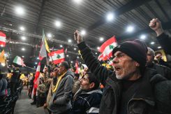 Une foule de partisans du Hezbollah écoutant le secrétaire général du Hezbollah Naïm Kassem, le 26 janvier 2026. Photo L'Orient-Le Jour/Mohammad Yassine