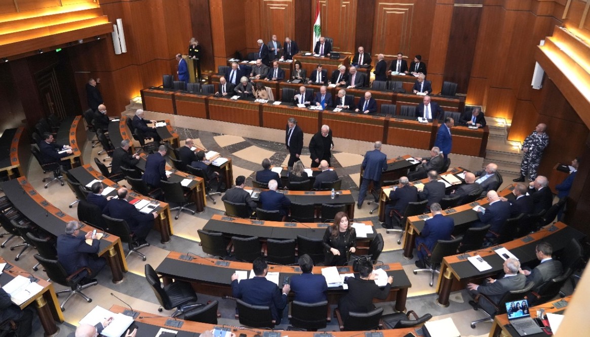 Vote du budget : les élus exploitent les revendications des fonctionnaires et se fâchent à cause de l'Iran