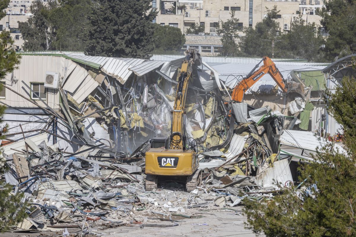 UNRWA says HQ demolished and set on fire