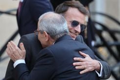 Le président français Emmanuel Macron salue chaleureusement le Premier ministre libanais Nawaf Salam avant leur rencontre au palais de l’Élysée à Paris, le 23 janvier 2026. Photo Ludovic MARIN / AFP