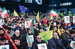 Une foule de partisans du Hezbollah écoutant le secrétaire général du Hezbollah Naïm Kassem, le 26 janvier 2026. Photo L'Orient-Le Jour/Mohammad Yassine