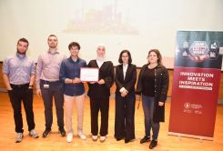 L’équipe de Bingy avec des membres du jury. De gauche à droite : le Dr Rafael Papallas, professeur assistant en informatique et génie informatique, le Dr Bilal Kaddouh, président du jury du STEM for Sustainability Challenge et membre du comité d’organisation de l’AUB STEM Week, Ahmad Machmouchi, Ola Tourbah, la Pr Rihab Nasr, directrice de l’AUB STEM Week, ainsi que la Dr Sophie Moufawad, membre du jury et du comité d’organisation de l’AUB STEM Week.