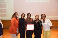 L’équipe d’AlkelbulTeck. De gauche à droite : Bolanle Victoria Agbede, Precious Ngenwie Tamasang, Albright Apiaptse Njapah, Palesa Relebohile Moiloa, Merveille Divine Dzossa. Photo AUB