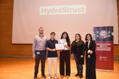 L’équipe d’Hydrostruct avec des membres du jury. De gauche à droite : le Dr Bilal Kaddouh, président du jury du STEM for Sustainability Challenge et membre du comité d’organisation de l’AUB STEM Week, Ranim Khattar, Amira Hijazi, la Dr Sophie Moufawad, membre du jury et du comité d’organisation de l’AUB STEM Week, la Pr Rihab Nasr, directrice de l’AUB STEM Week. Photo AUB