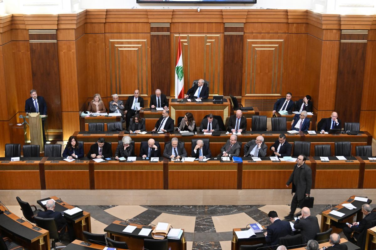 Les « failles » du budget et la loi électorale au coeur des débats sur la place de l'Étoile 