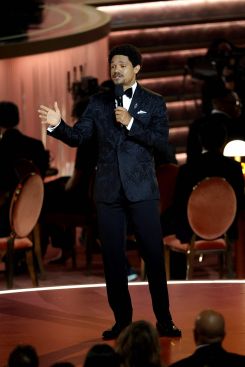 Trevor Noah animant la 68e cérémonie des Grammy Awards le 1er février 2026, à Los Angeles, en Californie.  Photo Frazer Harrison/Getty Images/AFP 