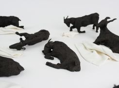 Diana Bou Salman, détail de l'ensemble "Le troupeau", 2025, 25 chèvres en grès de 12x5x6cm. Photo fournie par la galerie Janine Rubeiz 