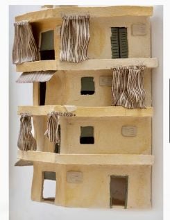 Gros plan sur un des immeubles en céramique de Diana Bou Salman. Photo fournie par la galerie Janine Rubeiz. 