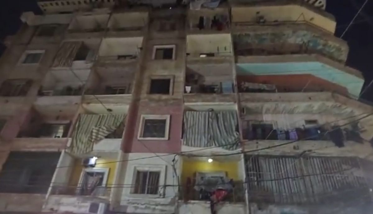 Building at risk of collapse evacuated in Qobbeh, Tripoli