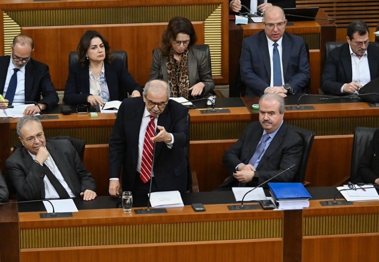 Assiégé par les fonctionnaires mécontents, le Parlement libanais vote quand même le budget 2026