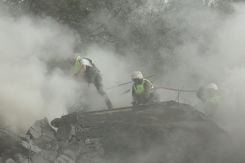 Des membres de la Défense civile sur le site d'une frappe israélienne ayant détruit un bâtiment à Aïn Qana, au Liban-Sud, le 2 février 2026. Photo Mahmoud Zayyat / AFP