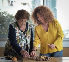 Aline Kamakian and her mother Vartouhie, a shared passion. (Credit: João Sousa/ L'Orient-Le Jour)