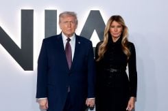 Le couple présidentiel pose lors de l'avant-première du documentaire « Melania » au Trump Kennedy Center. Photo Dimitrios Kambouris/Getty Images/AFP