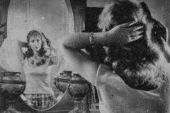 Nawal Farid dans une scène du thriller « Fi al-Dar Ghariba » (1959) de Youssef Fahdeh. Avec l’aimable autorisation d’UMAM Documentation & Research