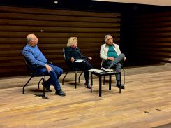 Le traducteur Najm Bou Fadel, Nanette Ziadé et Charif Majdalani lors de la table ronde sur l'oeuvre d'Andréa Bajani au musée Sursock. Photo Karim Makouk