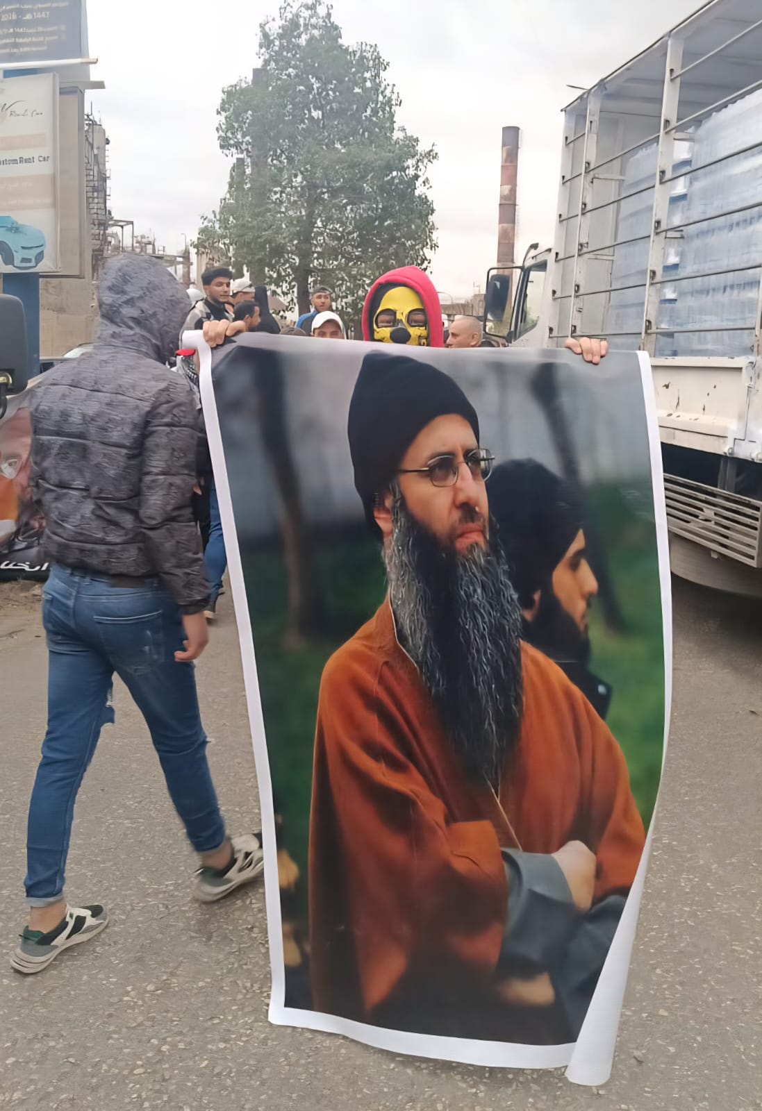 Relatives of Islamist detainees block part of highway in North Lebanon, demand general amnesty