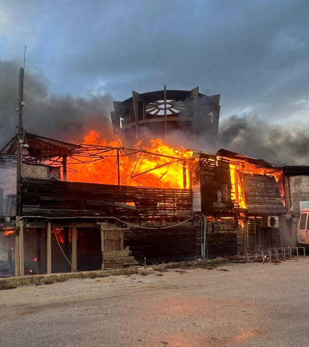 Incendie dans le complexe du restaurant/brasserie Colonel Beer à Batroun